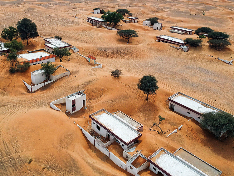 Để tới Al Madam, bạn phải đi qua một con đường nhỏ đầy cát để vào sa mạc.