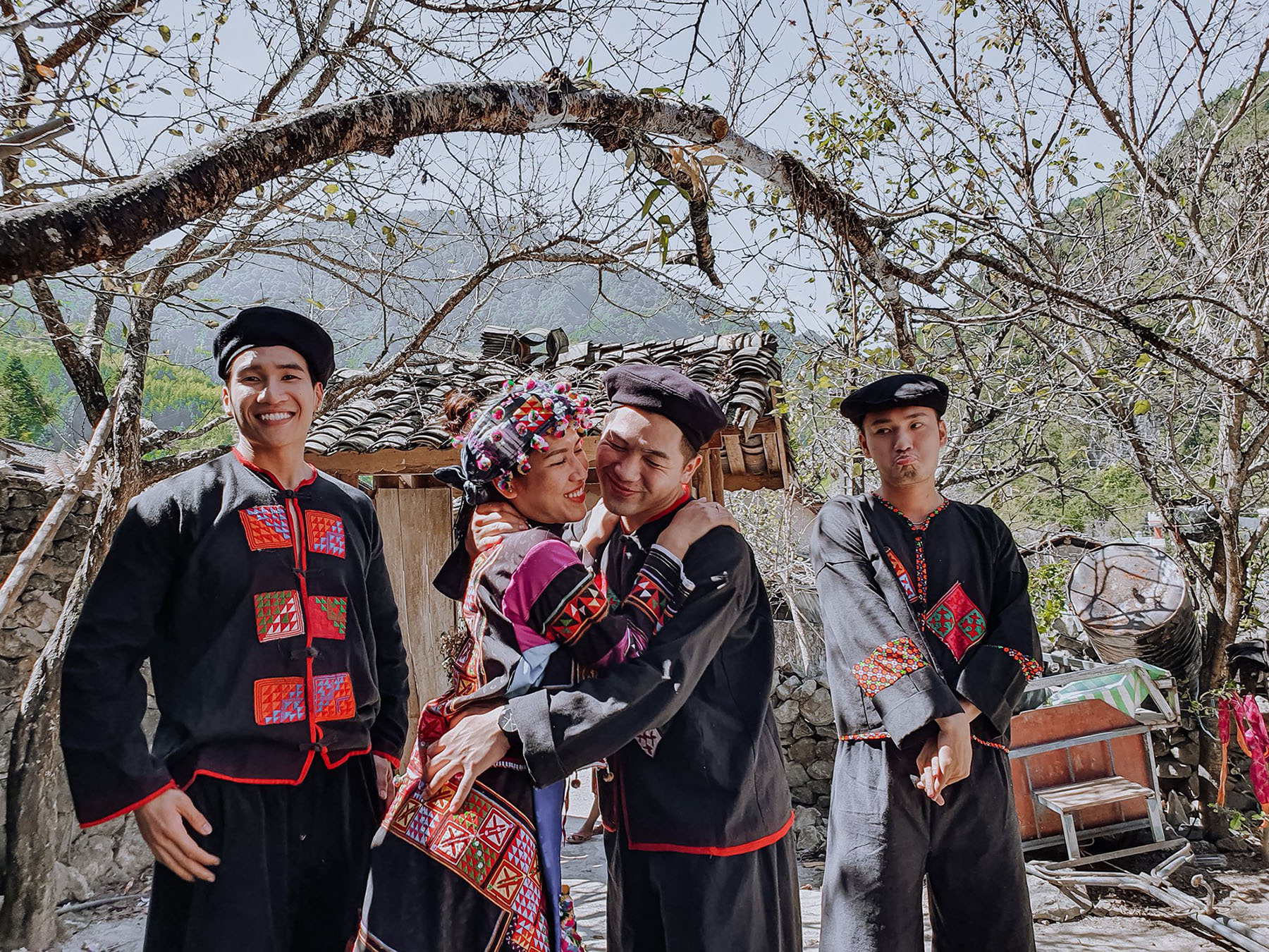 Du khách có thể mặc trang phục truyền thống địa phương để có những bức ảnh đẹp khi du lịch Hà Giang.