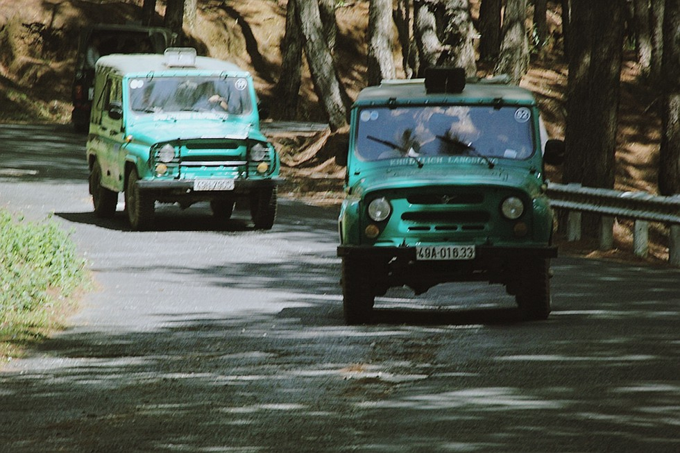 Xe UAZ là phương tiện chủ yếu để đưa khách băng rừng ở các địa điểm du lịch tại Đà Lạt.