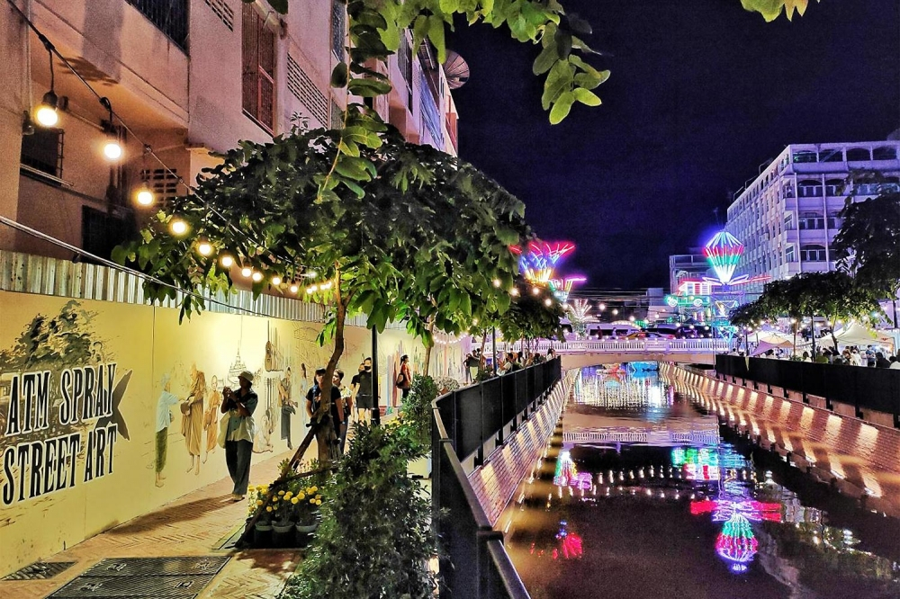 Khung cảnh rực rỡ về đêm tại phố đi bộ Klong Ong Ang.