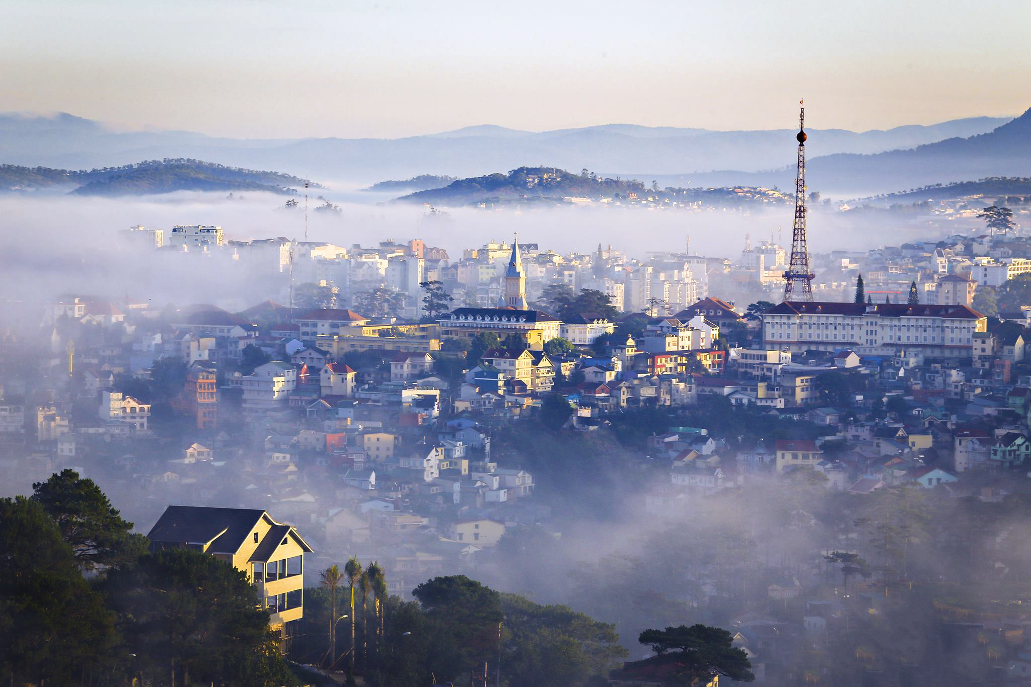 Thành phố Đà Lạt mờ ảo trong sương nhìn từ đỉnh núi có độ cao 1.950 mét.
