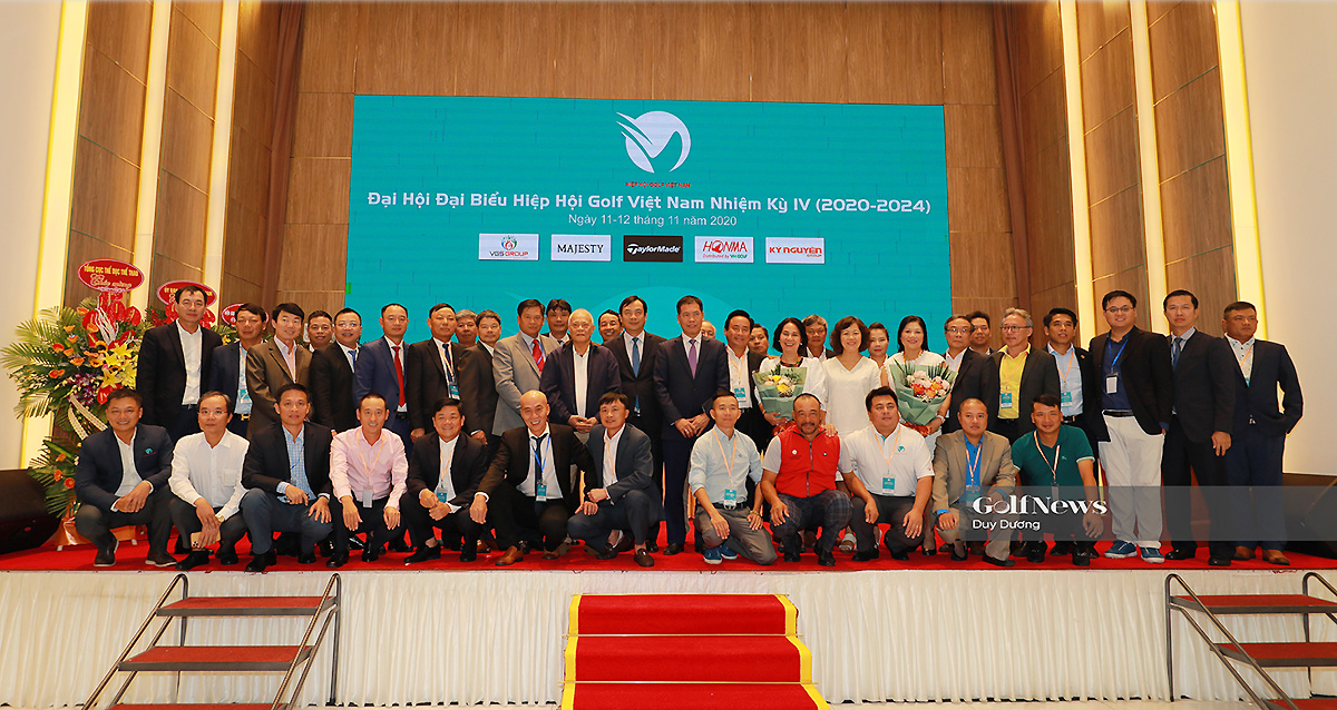 Tổng cục trưởng Nguyễn Trùng Khánh chụp ảnh lưu niệm cùng Ban chấp hành Hiệp hội Golf Việt Nam nhiệm kỳ 2020-2024