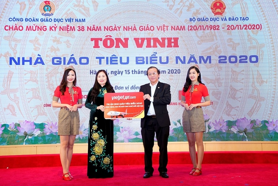 Phó Tổng giám đốc Vietjet Đỗ Xuân Quang tặng phần quà của Vietjet cho đại diện Công đoàn Giáo dục Việt Nam. 