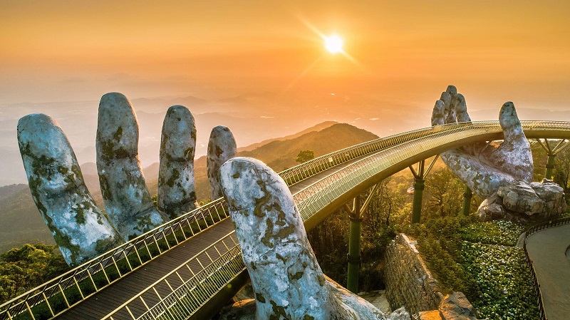 Cầu Vàng trên đỉnh Bà Nà Hills - điểm đến hấp dẫn tại Đà Nẵng.