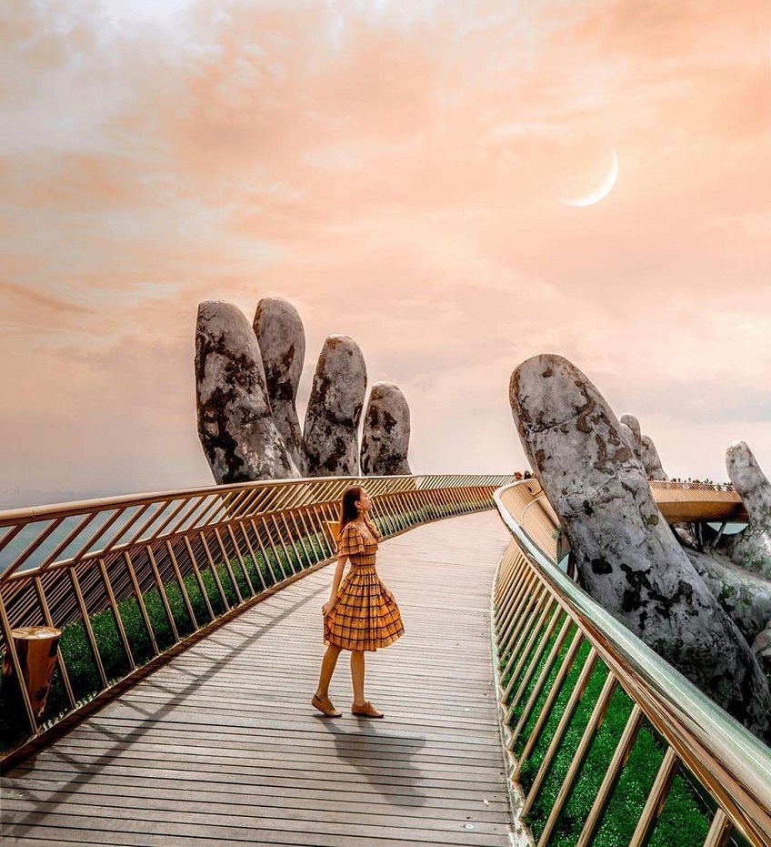 Cầu Vàng Đà Nẵng là một trong những công trình kiến trúc độc đáo nhất trên thế giới. Với kiến ​​trúc độc đáo và phong cách hiện đại, cây cầu này không chỉ gây ấn tượng với du khách mà còn được nhiều chuyên gia ngưỡng mộ. Và bức hình này sẽ đưa bạn đến với một chuyến phiêu lưu thú vị đầy khám phá và ngạc nhiên.